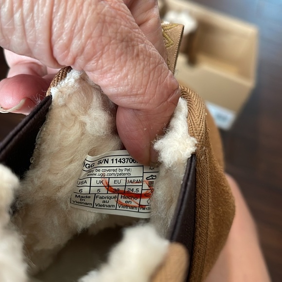 BNIB AUTHENTIC UGG boots size 6 - Picture 4 of 8